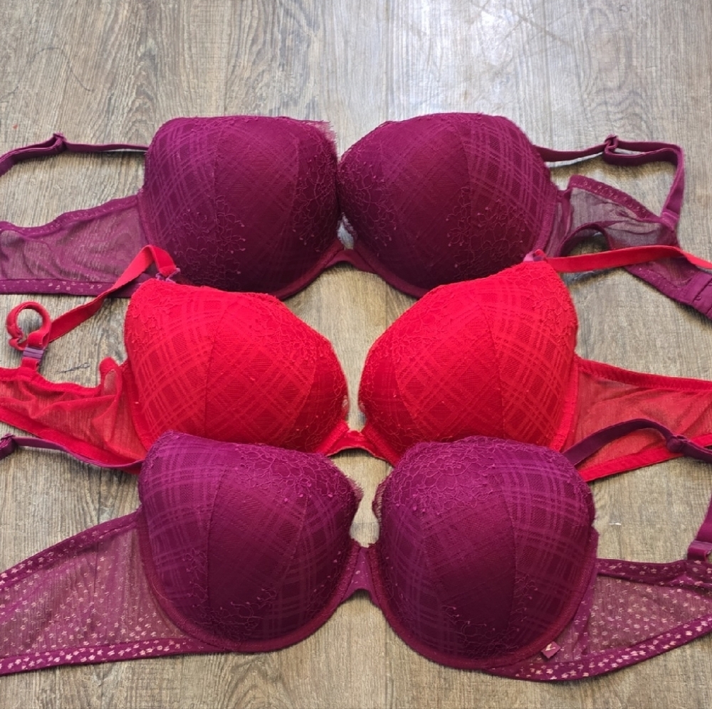 Victoria's Secret Sz 40D Bras There Are 3 Available